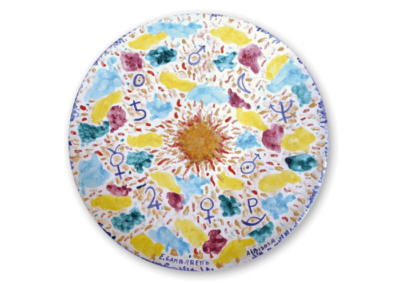 <i>Piatto – Segni magici dei pianeti al centro il sole</i>, 2008, maiolica policroma