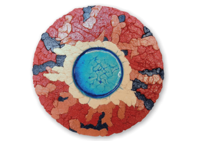 <i>Azzurro mar</i>, 2011, tondo in diverse terre refrattarie foggiato a lucignolo, con ossido e cristalline