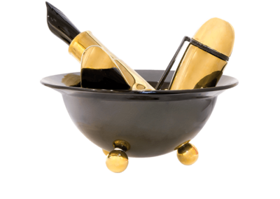 <i>Stylò Coupe</i>, 2014, ceramica smaltata con intervento a piccolo fuoco in oro zecchino