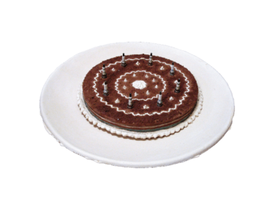 <i>La torta di compleanno per la figlia dell’elettrauto</i>, 2003/2007, terracotta smaltata, candele per auto